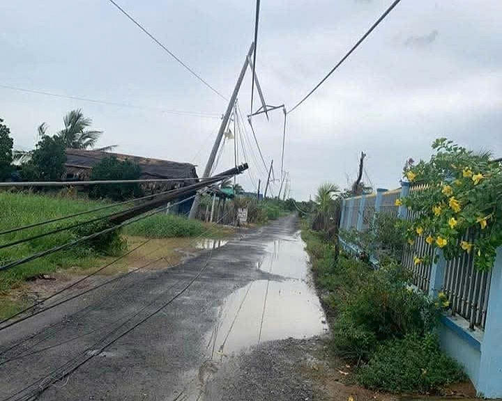 Nhiều trụ điện trên địa bàn bị đổ ngã.