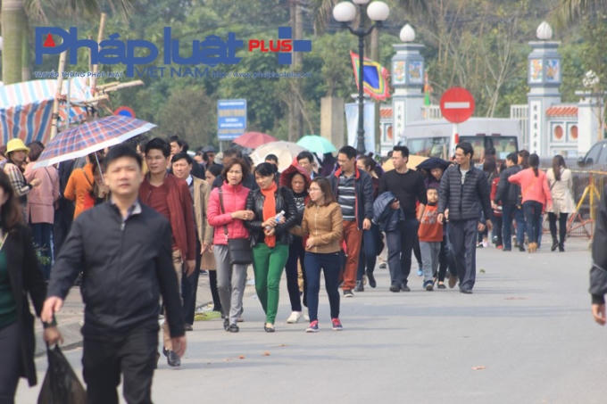 Nam Định: Đền Trần n&ecirc;m chật d&ograve;ng người trước giờ khai Ấn