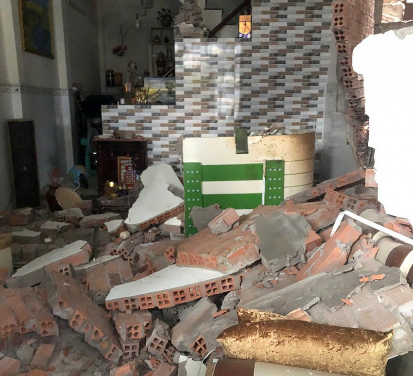 Nhiều mảng tường bị đổ sập.