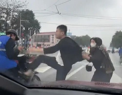 Nam shipper bị hành hung.