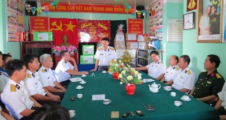Đại tá Tô Văn Thư – Phó tham mưu trưởng Vùng 2 Hải quân (người đứng ở giữa) thăm hỏi, chúc Tết Nhà giàn DK1/17.