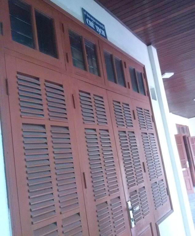 Cánh của phòng làm việc của vị Chủ tịch UBND huyện cũng cửa đóng then cài.