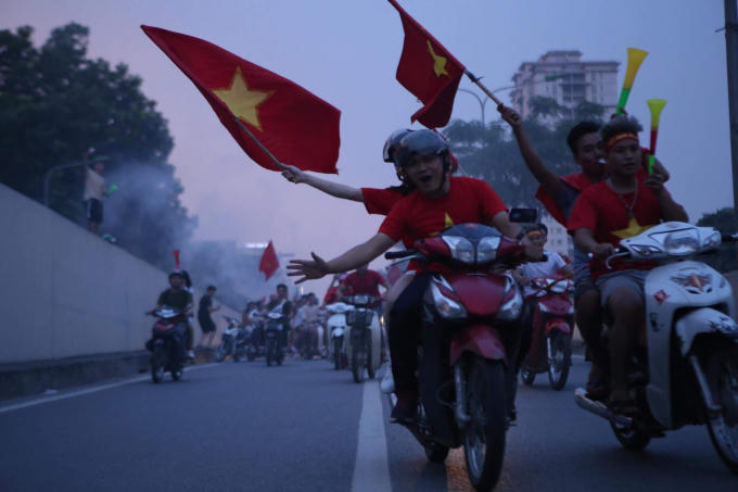 Cổ động vi&ecirc;n vẫn ăn mừng d&ugrave; Olympic Việt Nam thua trong trận tranh huy chương đồng