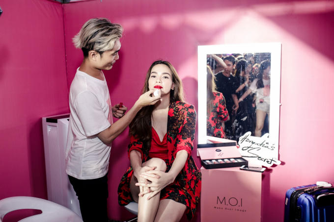 H&agrave; Hồ diện suit đỏ nổi bật, khoe ch&acirc;n d&agrave;i nuột n&agrave; khiến fan