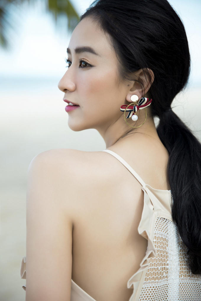 Hà Thu cũng chọn cách trang điểm nhẹ nhàng, khai thác tối đa vẻ đẹp cá tính nhưng không thiếu sức hút dịu dàng để tạo nên những shoot hình căng tràn sức sống.