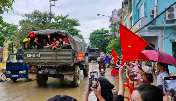 Người dân Yên Bái đổ ra đường tạm biệt bộ đội.
