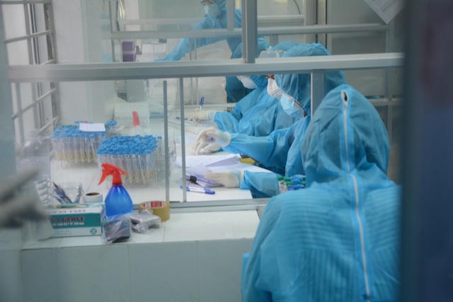 Các nhân viên y tế tại Trung tâm kiểm soát bệnh tật TP Đà Nẵng đang ngày đêm