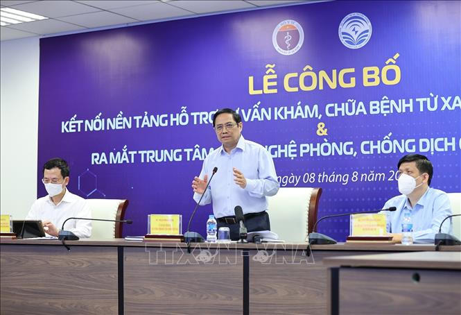 Phát biểu tại buổi lễ Thủ tướng nhấn mạnh, việc kết nối sử dụng nền tảng khám chữa bệnh từ xa - Teleheath tới các cơ sở y tế tuyến huyện sẽ giúp hỗ trợ, chẩn đoán và điều trị kịp thời.