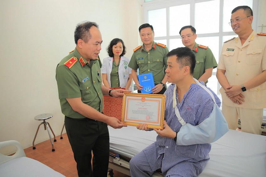 Thiếu tướng Nguyễn Thanh Tùng trao Giấy khen cho đồng chi Thượng tá Nguyễn Lê Cường.