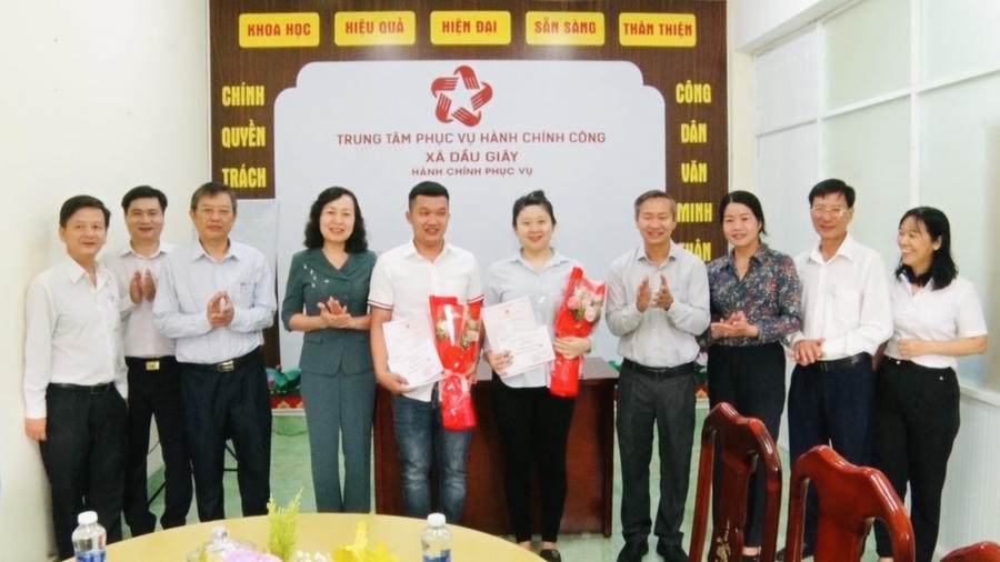 Đoàn công tác tặng hoa chúc mừng hai công dân xã Dầu Giây trong ngày đến nhận giấy đăng ký kết hôn.