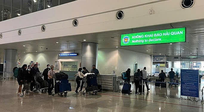 Kiểm soát hải quan tại sân bay Tân Sơn Nhất.