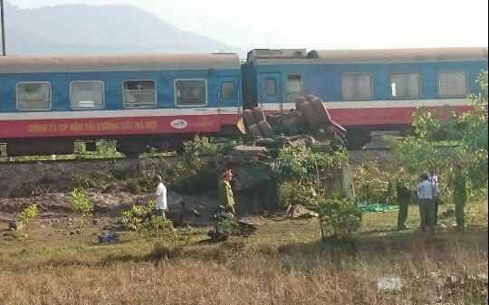 Có 3 người thiệt mạng và nhiều người bị thương sau vụ va chạm kinh hoàng giữa tàu SE2 và xe tải.