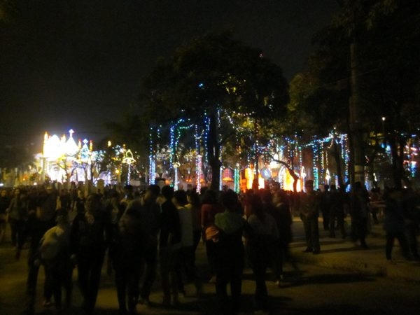 Kh&ocirc;ng kh&iacute; đ&oacute;n Gi&aacute;ng sinh tưng bừng tr&ecirc;n khắp Th&agrave;nh phố Thanh Ho&aacute;