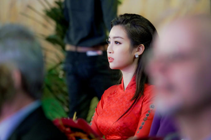 Lý Nhã Kỳ lại gây 'náo loạn' lễ khai mạc Lễ hội áo dài TP.HCM 2018