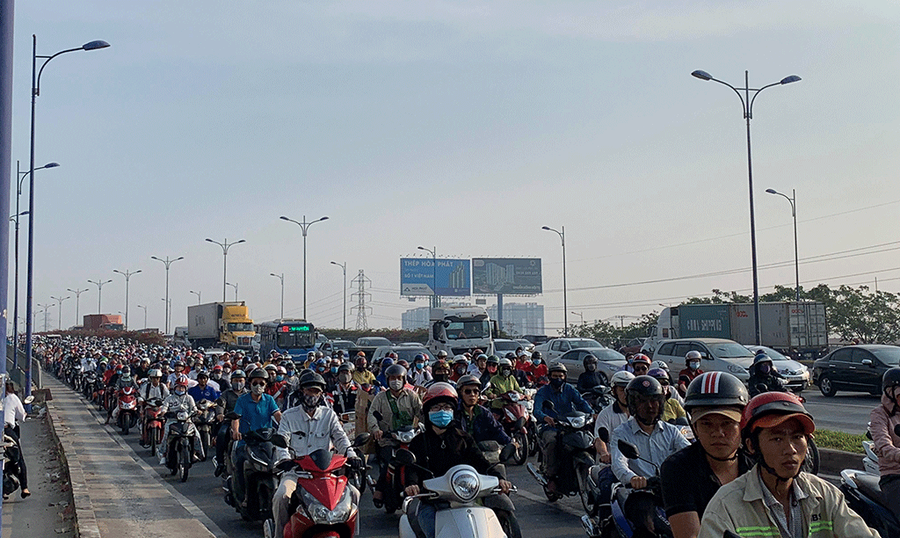 Ảnh hưởng từ sự cố khiến giao thông qua khu vực ùn ứ nghiêm trọng. Ảnh HT.