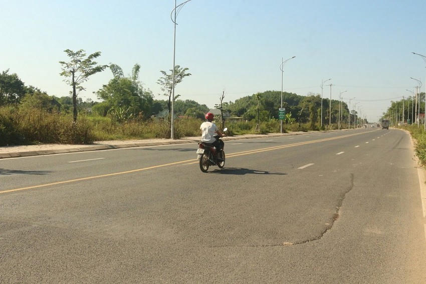 Nhiều vị trí được đơn vị thi công vá víu tạm bợ như "tấm áo chị dậu"