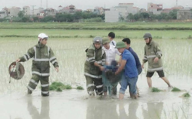 Nạn nhân được lực lượng chức năng đưa ra khỏi hiện trường.