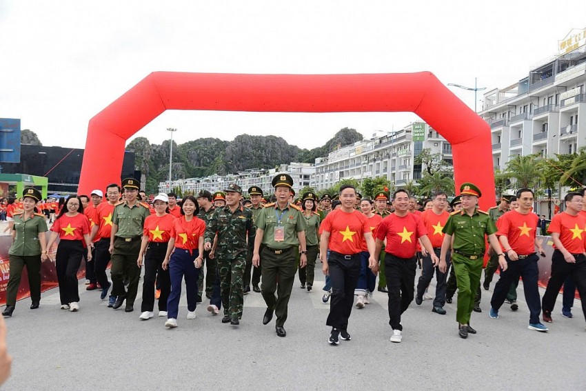 Các đồng chí lãnh đạo tỉnh và các sở, ban, ngành, lực lượng vũ trang tham gia chương trình" Cùng Việt Nam tiến bước".