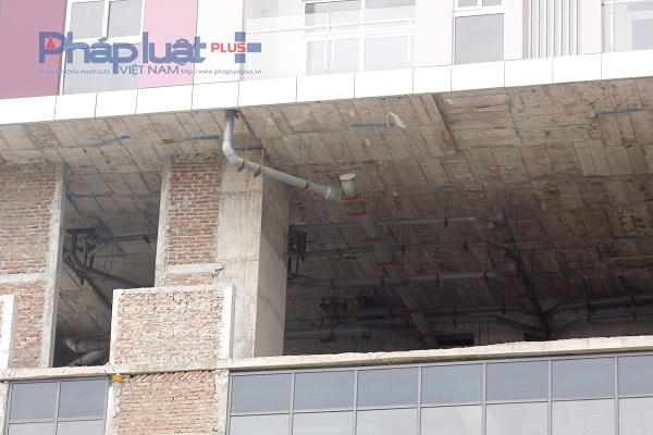 Đường ống nước được gia cố tạm bằng những sợi thép hoen gỉ.