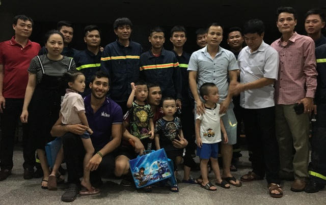 Mười người được giải cứu khỏi thang máy kẹt đã không giấu nỗi niềm vui bên lực lượng cứu hộ.