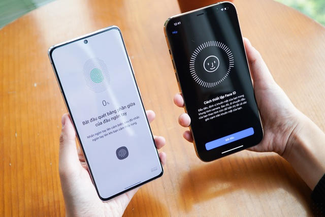 iPhone 12 Pro Max sử dụng bảo mật bằng cảm biến khuôn mặt Face ID, trong khi Galaxy S21 Ultra được tích hợp vân tay dưới màn hình. Cảm biến vân tay trên chiếc S21 Ultra đã được cải tiến đáng kể, cho tốc độ mở khóa nhanh và chính xác hơn so với thiết bị tiền nhiệm.