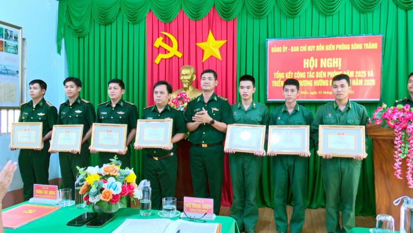 Các cá nhân nhận đạt danh hiệu chiến sĩ tiên tiến. Ảnh: Luận Quân