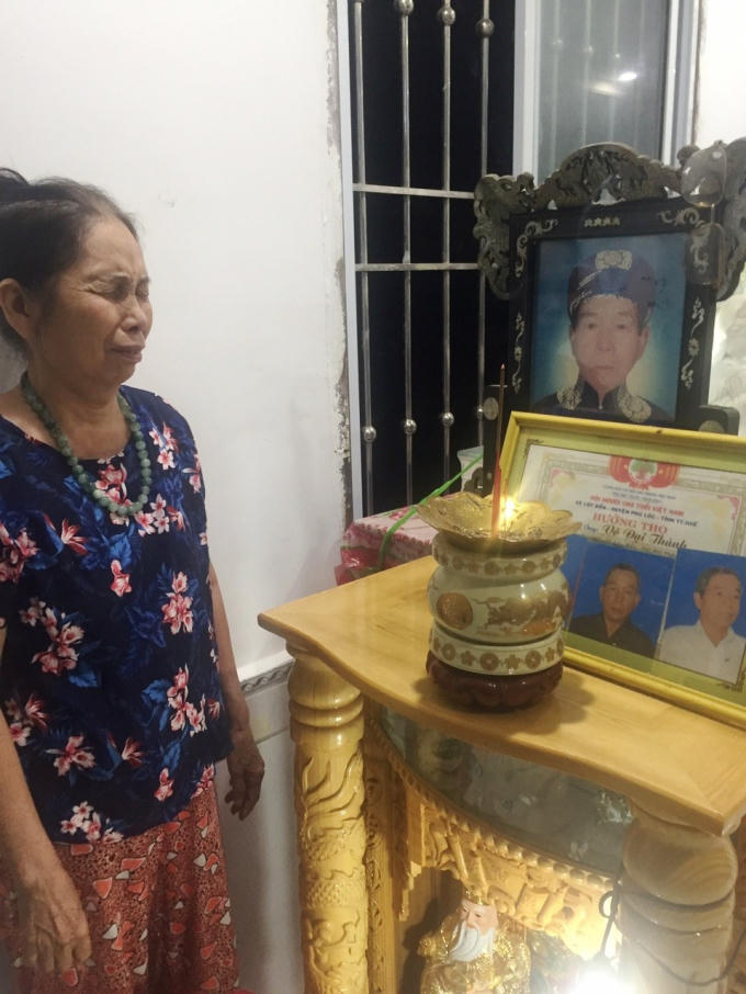 Bà Hoa khóc nghẹn bên di ảnh chồng: “Vì chính quyền địa phương làm bậy nên ông ấy mới buồn rồi sinh bệnh qua đời”.