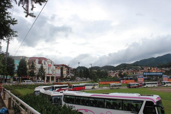 Có thể nói, Sa Pa là điểm đến đang ngày càng thu hút nhiều du khách đến tham quan. Những hàng xe dài nối đuôi nhau.