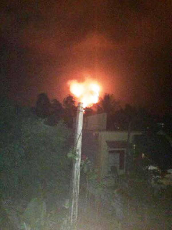 Có khoảng 300 người thuộc các lực lượng đã dập các đám cháy phía dưới gần chân núi, phát đường băng để lửa không lan đến gần khu dân cư.