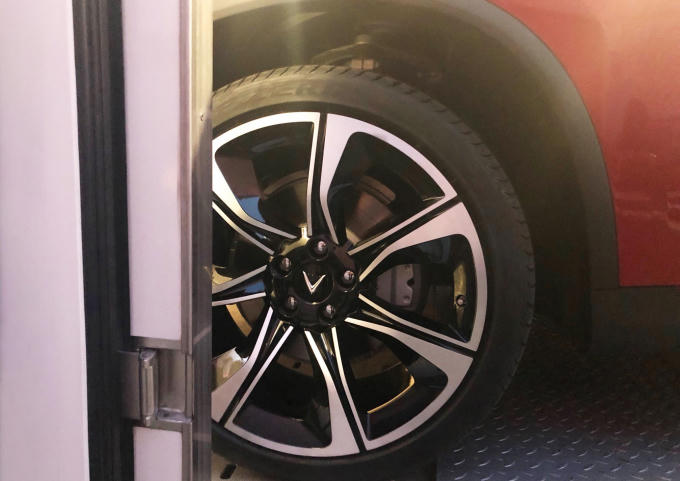 Logo VinFast được thiết kế tinh xảo ở bánh xe