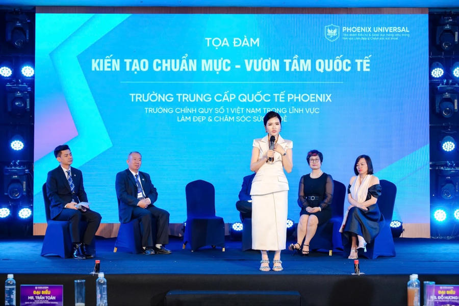 Bà Nguyễn Song Yến - Tổng Giám đốc Tập đoàn cùng các chuyên gia chia sẻ tại Toạ đàm.