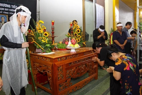 Gia quyến bí thư Phạm Duy Cường đau buồn trước mất mát lớn. Ảnh: Ngọc Thành.