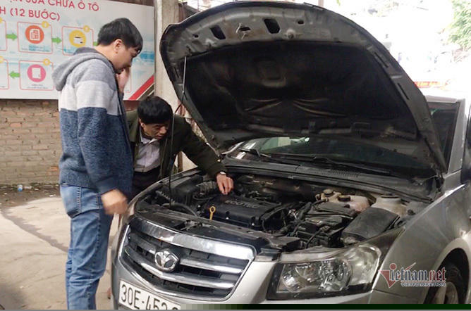 Kiểm tra phương tiện trước khi khởi hành để đảm bảo chiếc xe đang có tình trạng tốt. (Ảnh: Hoàng Hiệp)