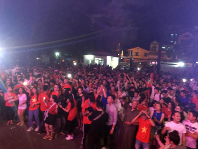 Hàng chục nghìn người d&acirc;n c&ocirc;́ đ&ocirc; Huế đổ ra đường ăn mừng chiến thắng của Olympic Việt Nam