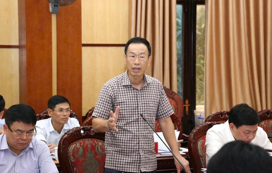 Ông Lê Quang Hùng - Giám đốc Sở Tài chính trình bày các dự thảo Tờ trình. (Ảnh: UBND tỉnh Thanh Hoá)