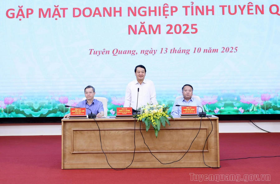 Các đồng chí lãnh đạo tỉnh chủ trì phần trao đổi, đối thoại tại hội nghị.