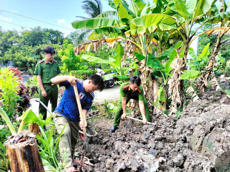 Thanh niên Công an Cà Mau đẩy đất, đắp nền nhà cho hội viên Hội Cựu CAND tại xã Phú Mỹ.