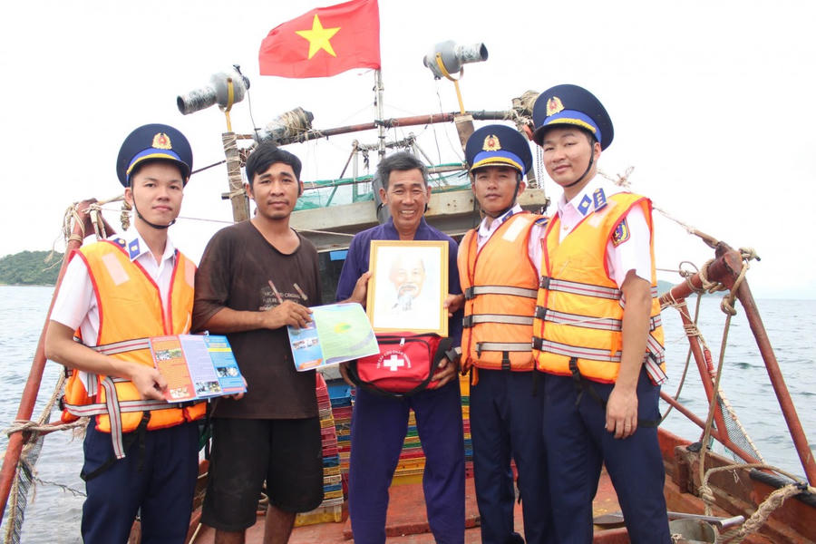 Tuyên truyền trực tiếp cho các phương tiện đang khai thác thuỷ sản trên biển