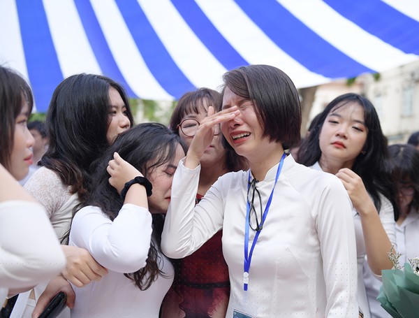 Xúc động những khoảnh khắc chia tay tuổi học trò - ảnh 1