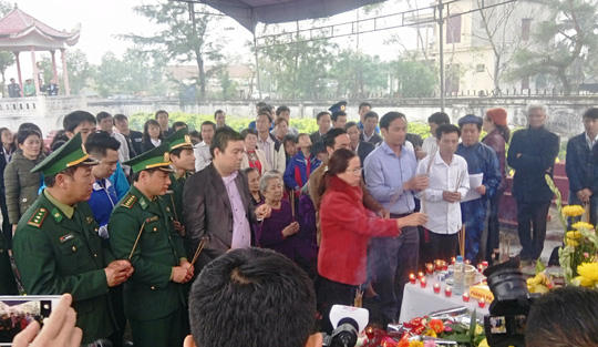 Mỗi nén hương, mỗi ngọn nến được thắp lên như một lời tri ân sâu sắc tới những anh hùng đã ngã xuống trong trận chiến Gạc Ma.