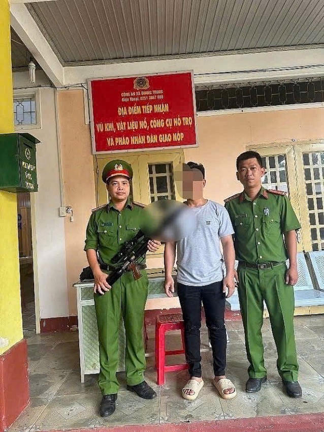 Người dân giao nộp vũ khí, công cụ hỗ trợ.