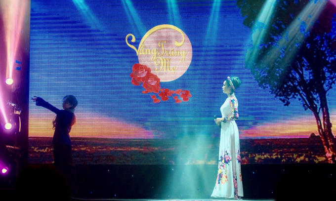 Trịnh Kim Chi duyên dáng áo dài hát