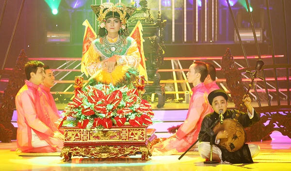 Khương Ngọc đảm nhận vai trò hỗ trợ cho bé Hoàng Quân. Con trai nuôi của nghệ sĩ Hoài Linh khiến người xem ngỡ ngàng khi vừa hát vừa chơi đàn một cách thành thục. Ảnh: Internet