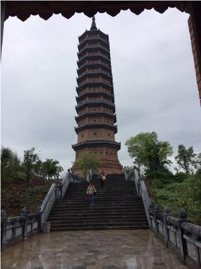 Tòa bảo tháp 13 tầng trong chùa Bái Đính. Ảnh: Bảo Yến.