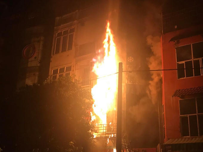 Ngọn lửa mỗi lúc cháy một lớn và bốc cao.