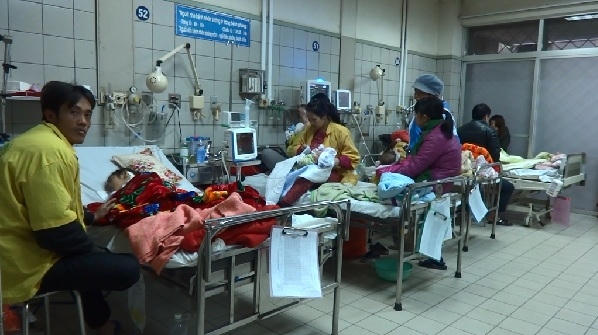 Số lượng trẻ bị viêm phổi tăng đột biến trong những ngày qua tại bệnh viện Bạch Mai. Ảnh Ngọc Nga