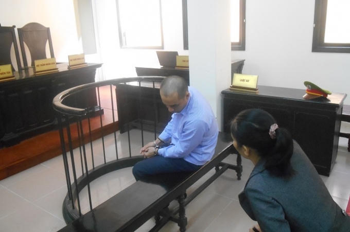 Bị cáo đang cố nán lại tâm sự với dì vợ (bà T.) trước khi về trại