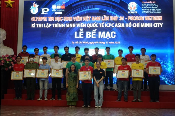 Vô địch Khối chuyên tin thuộc về bạn Đặng Xuân Minh Hiếu, Trường Đại học Khoa học Tự nhiên - Đại học Quốc gia Hà Nội.