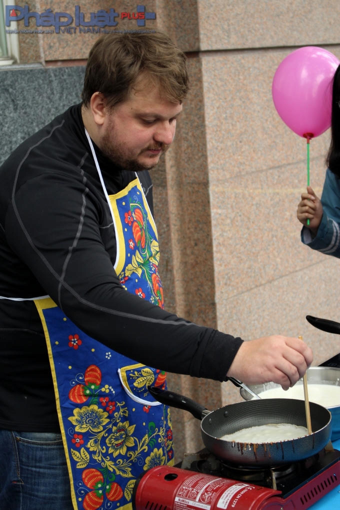 Đầu bếp chăm chỉ. (Ảnh: Đức Biên)