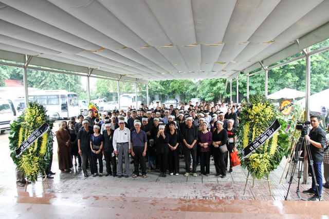 Đ&ocirc;ng đảo người th&acirc;n, nghệ sĩ, bạn b&egrave;, kh&aacute;n giả... đ&atilde; đến tiễn đưa đạo diễn Phạm Đ&ocirc;ng Hồng về nơi an nghỉ cuối c&ugrave;ng.